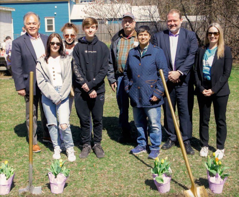 Willard Chamberlin, center, flanked by Saratoga Springs City Council members Ron Kim, Minita Sanghvi and Dillon Moran, along with members of the United Methodist Church of Saratoga,  Habitat for Humanity of Warren Washington and Northern Saratoga Counties, at ceremonial groundbreaking on April 9. Photo: Taylor MacDougall).