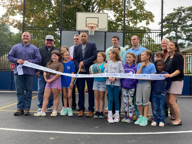 Ribbon-cutting of a new, multi-use sports area at the city’s Vanderbilt Avenue recreation center on Sept. 25, 2023. Photo by Thomas Dimopoulos. 