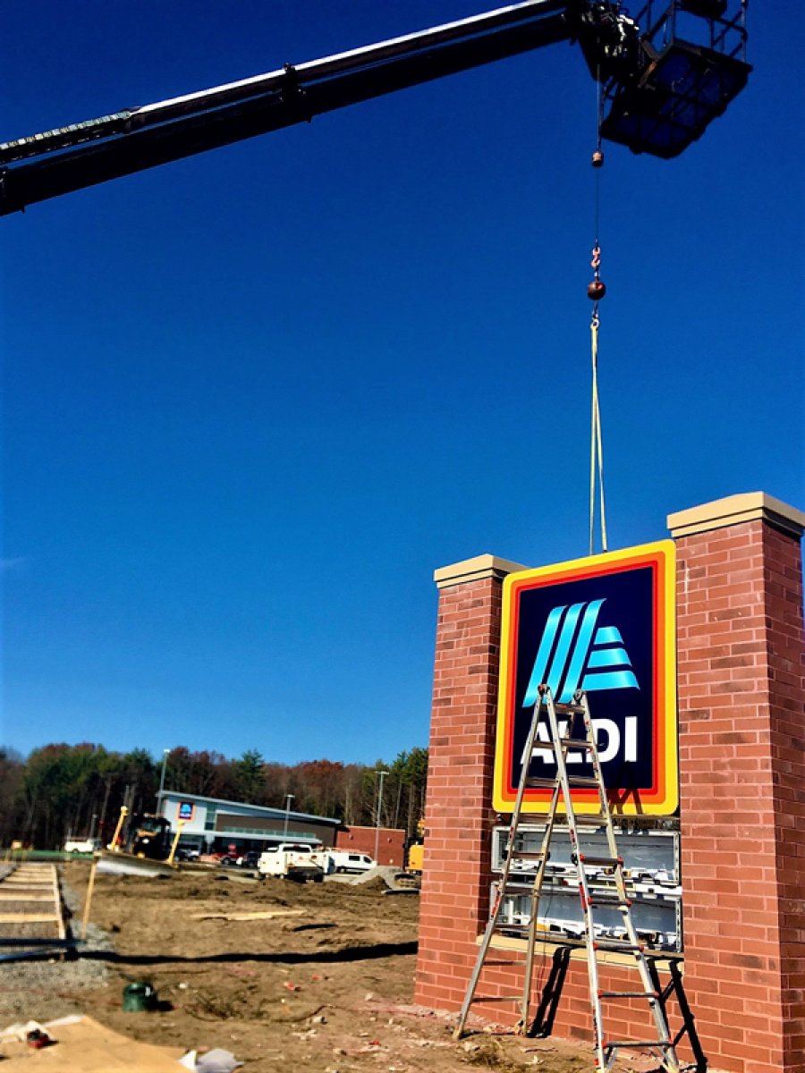 Photo: Aldi, putting the finishes touches on its latest store on Nov. 9, 2020, in advance of the grocer’s opening this week in Wilton. Photo by Thomas Dimopoulos.