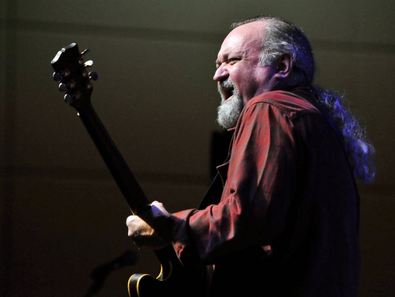 Tinsley Ellis performs in Albany Aug. 25. Photo by Regan Kelly. 