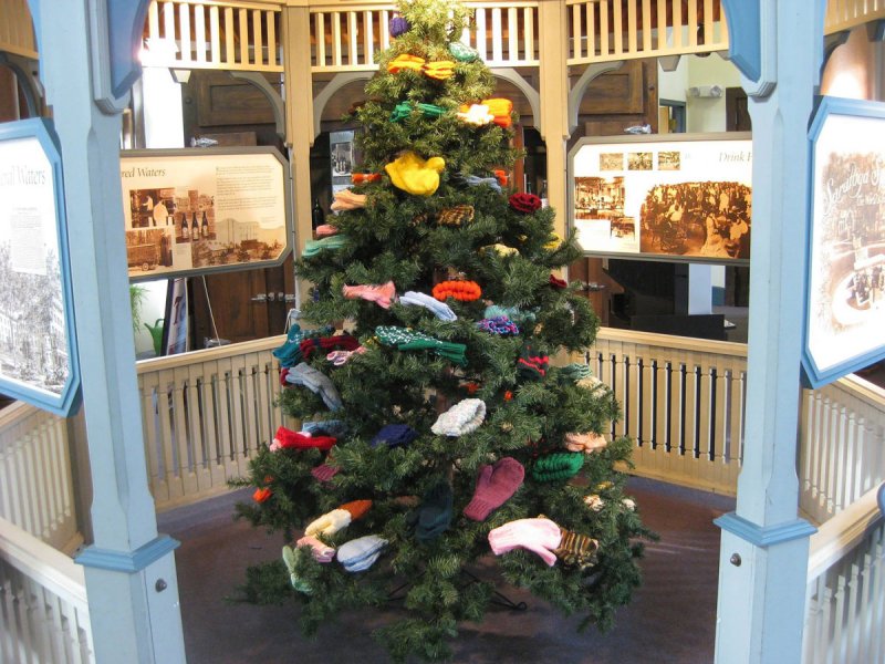 Saratoga Springs Heritage Area Visitor Center Kicks-Off Annual Mitten Tree Program
