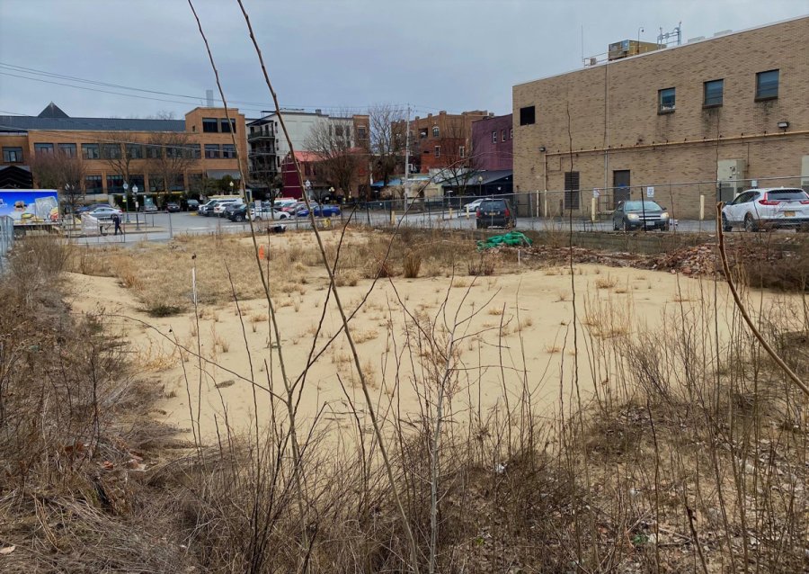 “Putnam Square” – a vacant lot on Putnam Street, depicted in this image captured Jan. 17, 2023 with the Saratoga Springs Public Library in the distance, is a target site for the development of a five-story building housing affordable residential units. Photo by Thomas Dimopoulos.