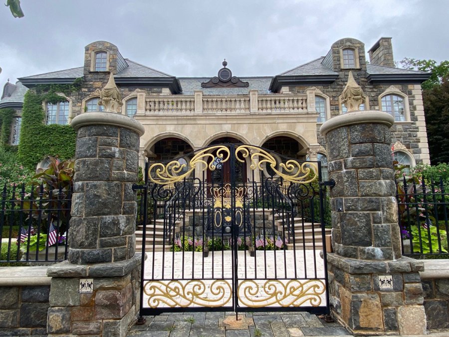 The Riggi Mansion, located at 637 North Broadway, captured in 2021.  A pair of signs reading  “Attenti al Cani” – attention/beware of the dog,  at the entryway gates. Photo by Thomas Dimopoulos.