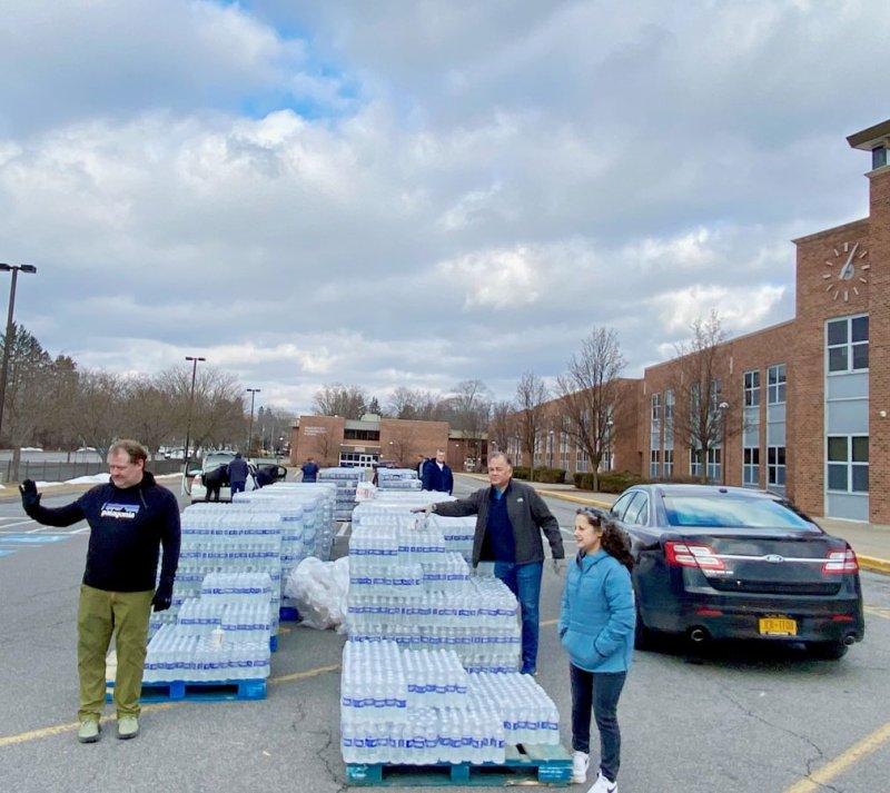 City officials distributing water to residents on Jan. 2, 2023 at the Saratoga Springs High School parking lot. Photo by Thomas Dimopoulos.
